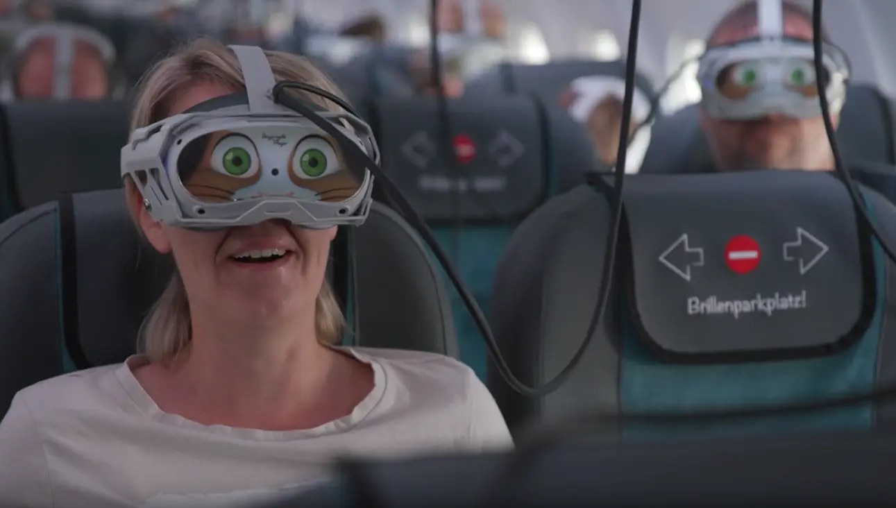 Bayerwald – Interaktive Installationen. Frau mit VR-Brille im Airbus im Bayerwald
