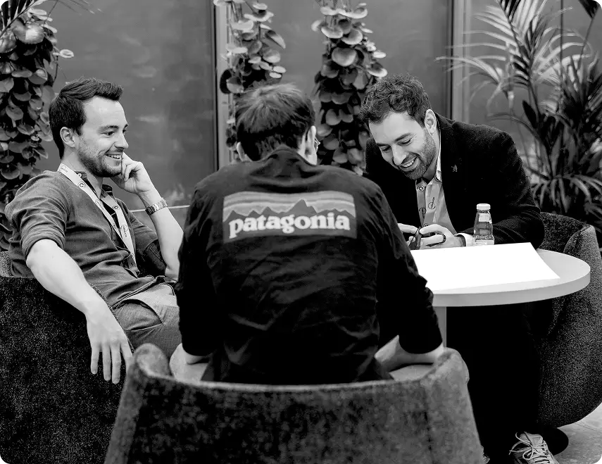 Drei Personen im Gespräch bei einem Networking-Event im Umfeld von ice space Studios