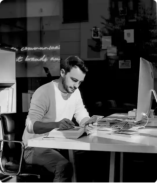 Kreativer Mitarbeiter von ice space Studios arbeitet an einem digitalen Markenerlebnis