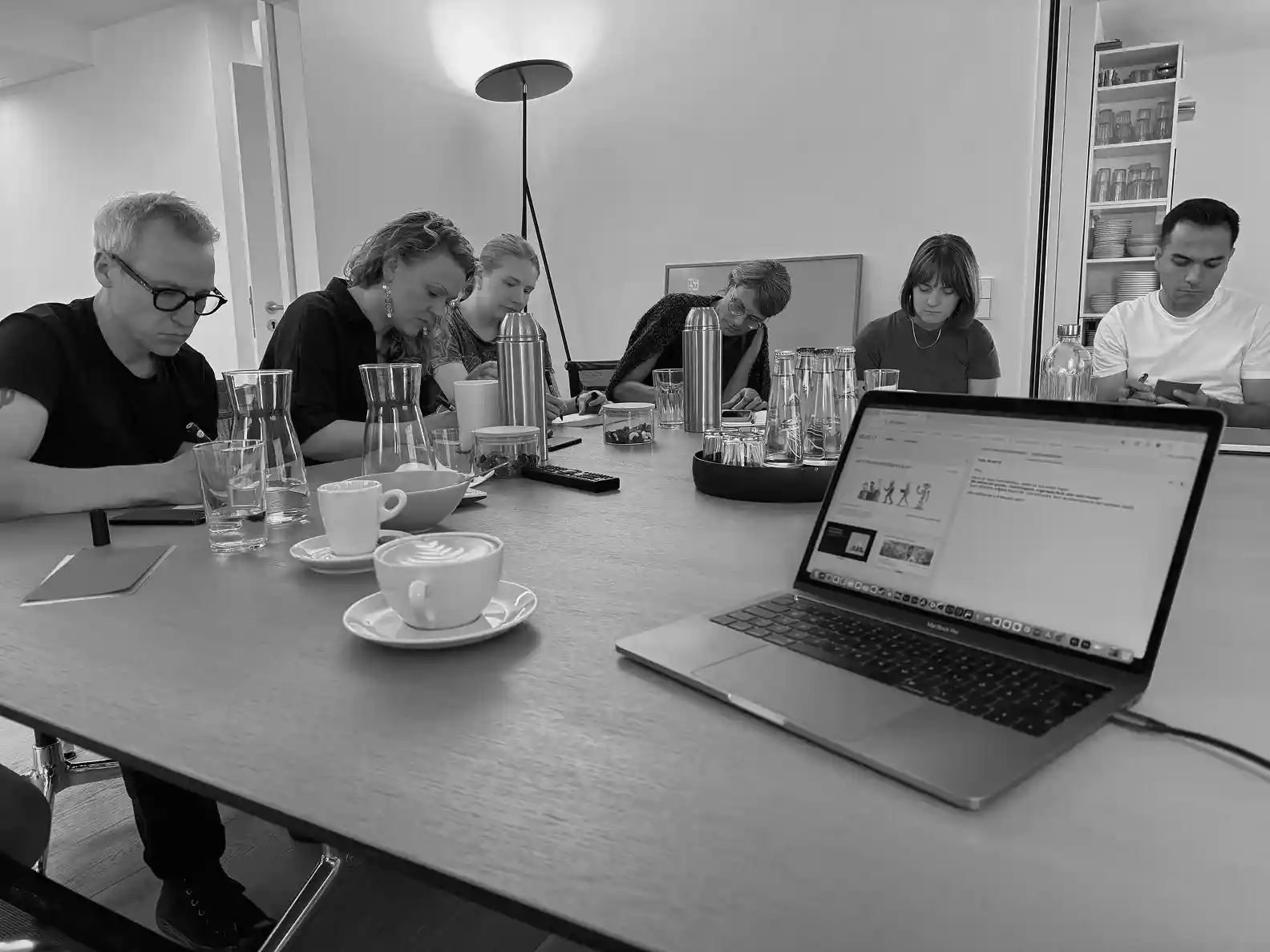 Teilnehmende eines KI-Workshops von ice space Studios bei HW Design arbeiten gemeinsam an digitalen Use Cases