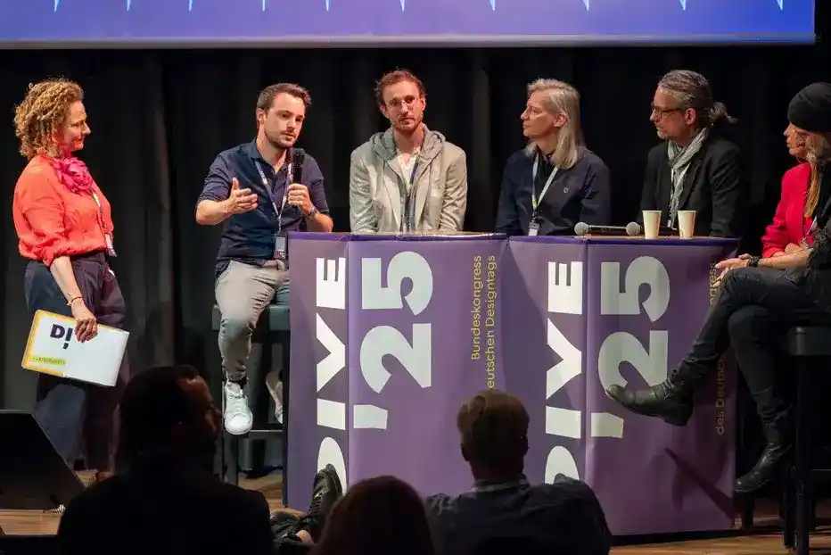 Podiumsdiskussion über Design, digitale Markenerlebnisse und Experience Design vor Publikum